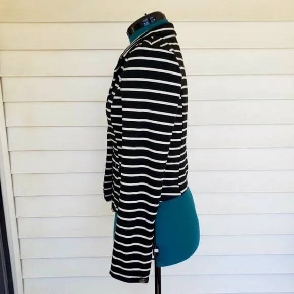 B&W Stripped Cropped Blazer - Picture 6 of 9